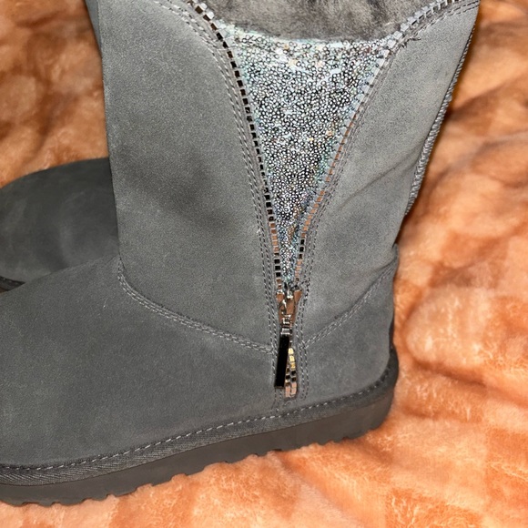 Grey sequins and zipper Ugg boots - Picture 2 of 11